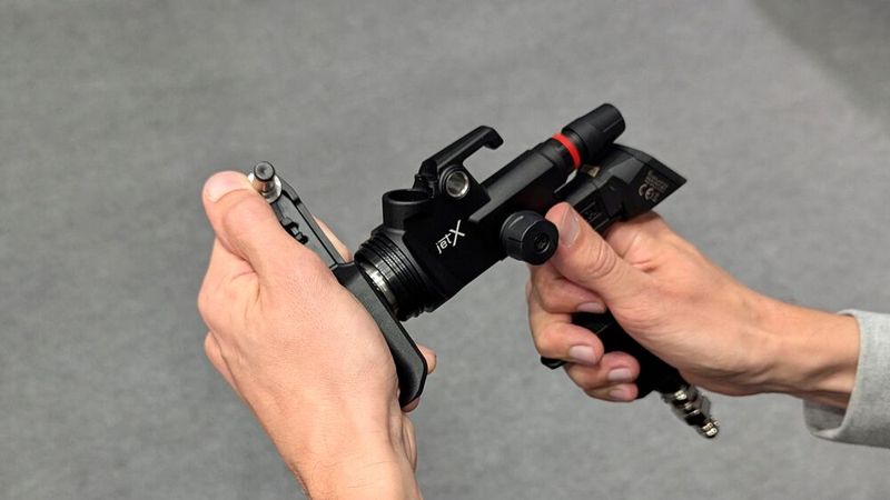 Der Abzugsbügel lässt sich ohne Werkzeug abnehmen. Er enthält einen Sechskant, mit dem sich die Düse nachziehen lässt. (Bild: Rosenow – VCG)