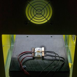 Abb. 2: Zellen bei der Messung im Sonnensimulator