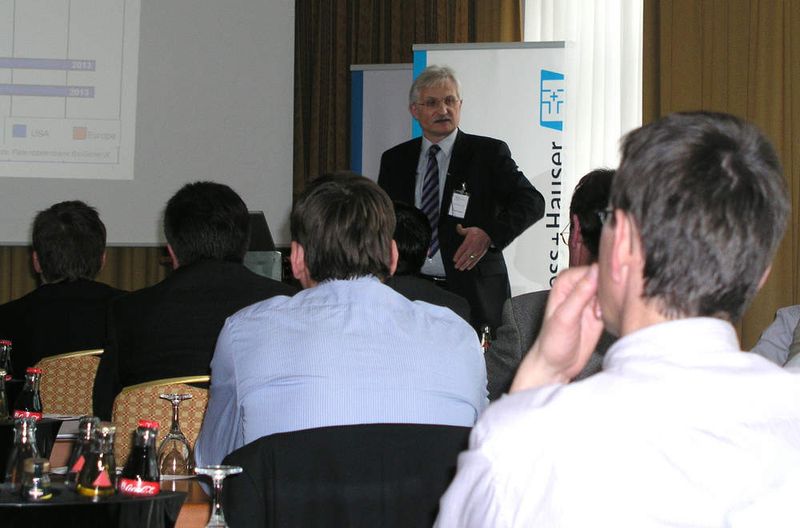 Engagiert trägt Dr. Hermann Allgaier, Geschäftsführer von Merckle Biotec, seine Erfahrungen zum Thema „Fast Track“ vor. (Archiv: Vogel Business Media)