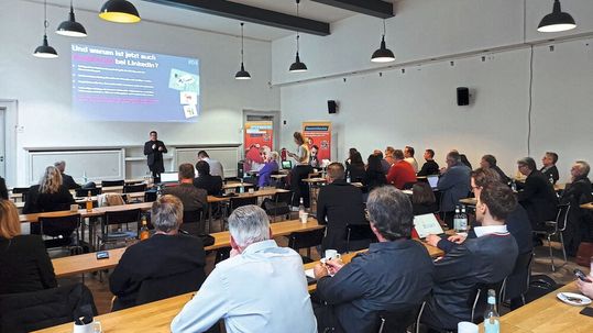 Die Initiative Autoberufe wird sich zukünftig auch auf LinkedIn miteinander vernetzen und für die Branche werben. Maria Kroker und Jörg Flachowsky von der Agentur Jungvornweg geben den Teilnehmern Tipps für erste Schritte auf LinkedIn an die Hand.(Bild:  Moßner – VCG)