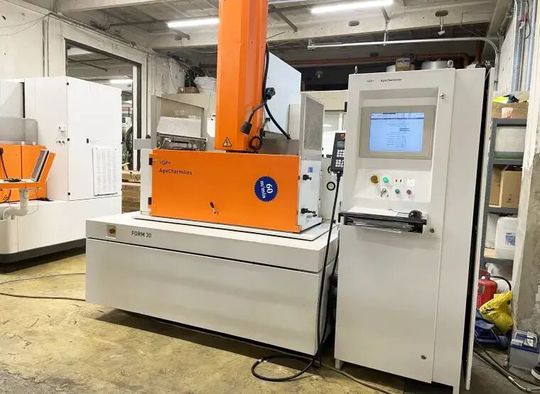 Maschinenauktion! Bis zum 24. Januar können viele interessante Maschinen, Anlagen und Posten eines ungarischen Werkzeug- und Formenbauers günstig erworben werden, wie diese Senkerodiermaschine Form 30 von Agiecharmilles. Lesen Sie, was es sonst noch gibt ...(Bild:  Surplex)