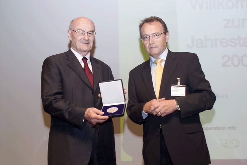 Arnold-Eucken-Medaille der GVT: Prof. Johann Stichlmair, TU München, mit Prof. Norbert Schadler, Vorsitzender des GVT-Kuratoriums  (Bild: Dechema/Drollinger)