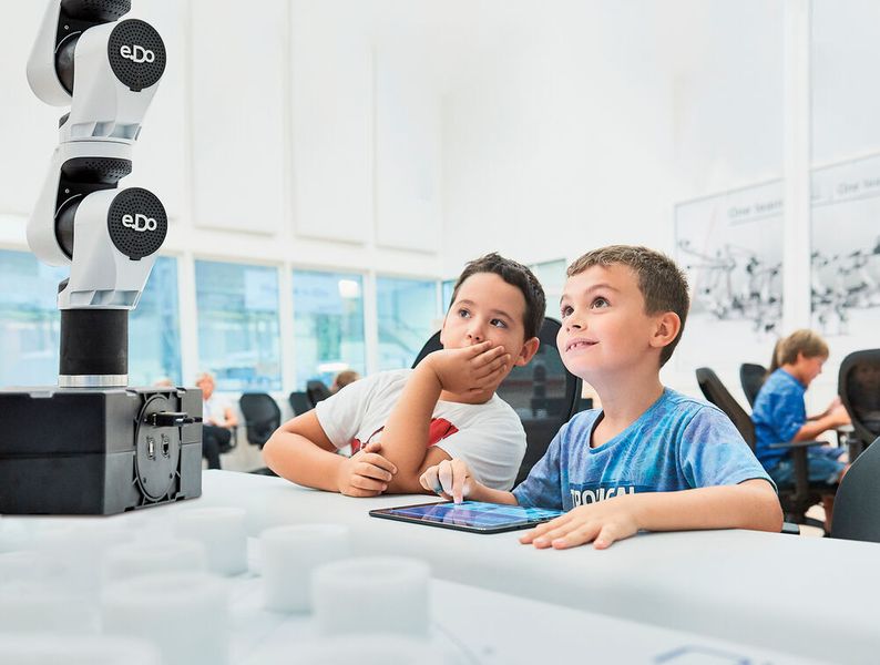 Fokusbereich 4 – Junge Menschen für MINT begeistern: Wir brauchen Ingenieure, um die Herausforderungen der Zukunft zu meistern, aber nicht genug junge Menschen entscheiden sich für MINT-Fächer (Mathematik, Informatik, Naturwissenschaften, Technik). Um dies zu ändern, wird die europäische Robotikindustrie ihre Initiativen zur Förderung von MINT-Fächern bei jungen Menschen verstärken. Die Robotikbranche befindet sich in einer einzigartigen Position, da der Roboter ein ikonisches, sympathisches und faszinierendes Stück Technik ist – ideal geeignet, um das Interesse an Technik zu wecken – sowohl bei Mädchen als auch bei Jungen.  (Comau)