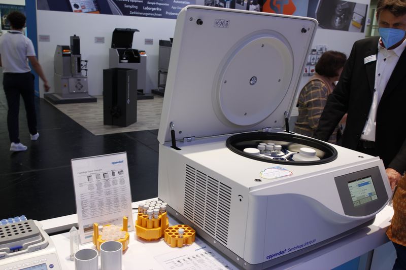 Erstmals auf einer Analytica präsentiert: Die gekühlte Centrifuge 5910 Ri /A> von Eppendorf kombiniert laut Herstellerangaben hohe Kapazität und Leistung mit Ergonomie und einer kompakten Stellfläche. Sie verfügt über eine intuitive Touchscreen-Nutzeroberfläche und ein hochmodernes Temperaturmanagementsystem. (LABORPRAXIS, C. Lüttmann)