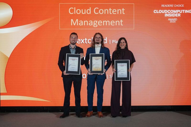In der Kategorie „Cloud Content Management“ setzen diese drei Unternehmen Maßstäbe: Nextcloud, vertreten durch Gabor Turan (l.), gewinnt Platin. ONLYOFFICE holt sich den goldenen Award, den Richard Ruf entgegennimmt. Silber geht an Dropbox – den IT-Award hält Janina Maier fest in Händen. (Bild: Manuel Emme Fotografie)