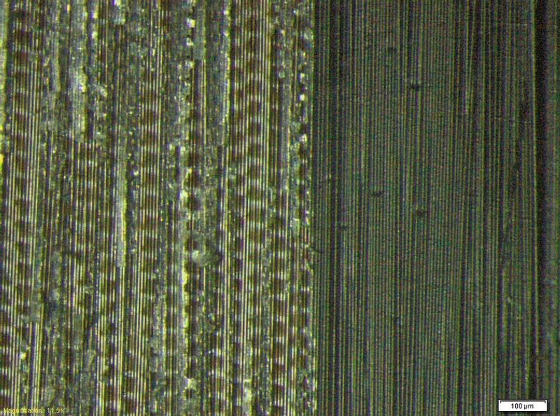 Oberflächenaktivierung	Ergebnis einer Oberflächenaktivierung (links) mit dem Laser Trumicro 5350 (UV-Strahlimpulse im Pikosekundenbereich) im Vergleich zur unbearbeiteten Oberfläche (rechts). (Bild: Trumpf)