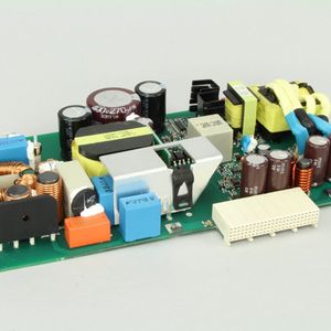 Bild 2: Kühlwinkellösung mit aufspreizbarer Klammer(Bild:  inpotron)