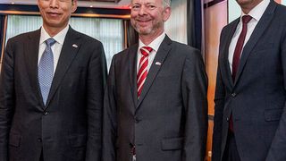 Zhongxiang Xu, Vice President of China Rolling Stock Corporation Ltd., Dr. Torsten Bremer, CEO der Boge Rubber & Plastics Group und Niedersachsens Wirtschaftsminister Olaf Lies (v.l.n.r.), beim Festakt des 50-Jährigen Firmenjuliäums von Boge Rubber & Plastics in Damme. (Boge Rubber & Plastics )