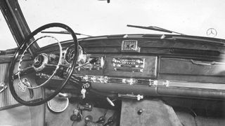 Mercedes hat 1958 im Adenauer-Benz Typ 300 zum ersten Mal in einem Serienmodell eine Klimaanlage optional angeboten. Die von der Firma Behr gefertigte Anlage kostete 3.500 D-Mark Aufpreis. Das entsprach damals etwa dem Gegenwert eines neuen VW Käfer. (Bild: Mercedes-Benz)
