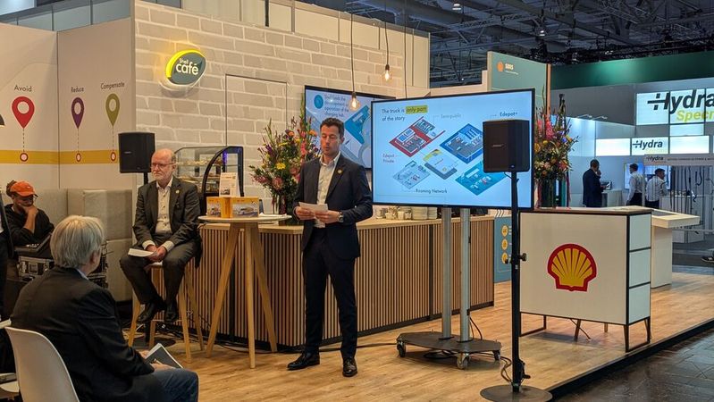 Torben Bendorf, Head of Growth Europe bei Shell Business Recharge Solutions, stellte auf der IAA Transportation das Pilotprojekt "Home-away-from-Home" vor.(Bild:  Stefanie Eckardt)