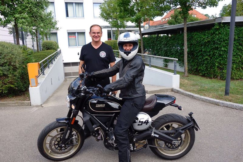 Werner Nieberle und Nachwuchs-Bikerin Daniela Schilling auf ihrem Ducati Scambler Café Racer (Vogel IT-Medien GmbH)
