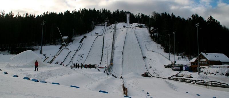Adler-Skistadion, Hinterzarten, Schwarzwald: Vier Schanzen, etwa 200 Skisprungtage sowie 20.000 Trainings- und Wettkampfsprünge jährlich. (Bild: Skiclub Hinterzarten)