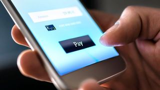 Laut Medienberichten überlegt Elon Musk, der neue Besitzer von Twitter, die Nutzung des Online-Dienstes generell kostenpflichtig zu machen. (Bild: terovesalainen – stock.adobe.com)