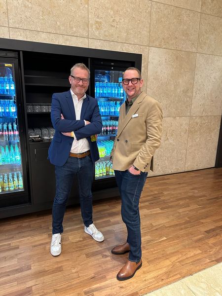 Wer ist cooler? Der Kühlschrank oder Holger Haase (EP) und Patrick Küpper (r., Littlebit)? (Bild: Vogel IT-Medien GmbH)