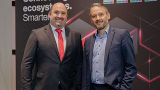 Sebastian Seitz (links), CEO von Eplan und Cideon, gemeinsam mit Dominic Kurtaz, Managing Director Eurocentral bei Dassault Systèmes. (Bild: Jasper Ehrich/Eplan)