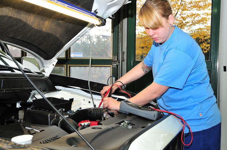 Lisa Wolff aus Sachsen-Anhalt versucht zu ergründen, warum der Motor des Mitsubishi nicht starten will. (Foto: Schmidt)