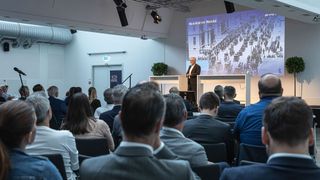 Auf den Automotive Business Days in Würzburg trafen sich rund 500 Personen aus der Automobilbranche, um über die Zukunft ihres Gewerbes zu sprechen. (Bild: Stefan Bausewein)