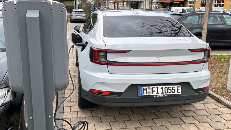 Firmenwagen sind inzwischen oft elektrisch. Ein neues Joint Venture bietet nun spezielle Dienstleistungen dafür an.(Bild:  Grimm – »kfz-betrieb«)