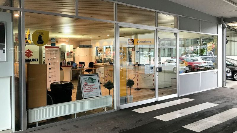 Die Serviceannahme ist baulich getrennt vom Showroom.  (Bild: Schweitzer/»kfz-betrieb«)