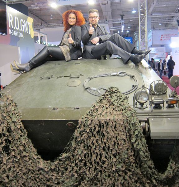 Für Michael Binkert (BHS Binkert) klettert Besa Agaj (IT-BUSINESS) auch auf einen Panzer. (IT-BUSINESS)