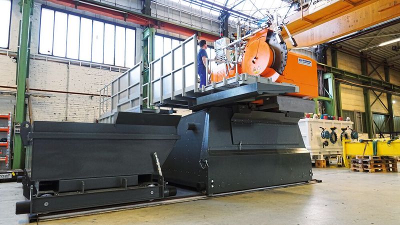 Die Rundnahtfräsen können für den schienengebundenen Einsatz auch mit einem Fahrwerk ausgestattet werden, um noch schneller und kranunabhängig an den zu bearbeitenden Rohrsektionen zum Beispiel in der Monopile-Fertigung positioniert zu werden. (Bild: Ingersoll Werkzeuge GmbH)