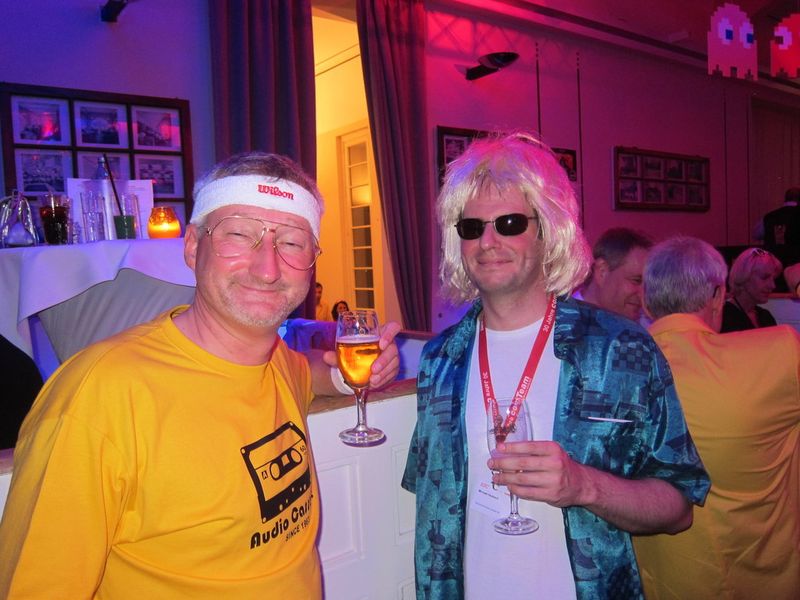 Voll im 80's Look sind (l.) Michael Seebach, comTeam und Michael Haubrich, ElectronicPartnern Handel. (Vogel IT-Medien)