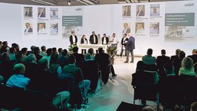 Schadensteuerung ja oder nein – darum ging es in einer Podiumsdiskussion bei den Würzburger Karosserie- und Schadenstagen. Es diskutierten: (v. l.) Thomas Aukamm (ZKF), Dimitra Theocharidou-Shns (SPN), Christian Eis­necker (Eisi GmbH), Thorsten Stünkel (HUK Coburg), Sergej Wasiljew (Fix Auto Weilburg) und Reinhard Beyer (Auto Beyer; BVdP) mit Konrad Wenz. (Bild: Stefan Bausewein)