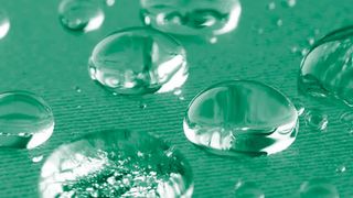 Technische Textilien und Textilien für den Möbelbau benötigen besonderen Schutz durch funktionelle Beschichtungen. In diesem Bereich einen funktionellen Ersatz für PFAS zu schaffen ist Ziel des Projekts Zero-F. (Bild: K. Dobberke/ Fraunhofer ISC)