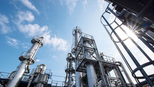 In den Destillationskolonnen am Firmensitz in Offingen arbeitet Richard Altware zu hochreinen Rezyklaten auf. (Bild:  Richard Geiss)