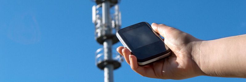 Cell Broadcast, auch SMS-CB genannt, ist ein Mobilfunkdienst zum Versenden von Nachrichten an alle Empfänger innerhalb einer Funkzelle(© cunaplus – stock.adobe.com)