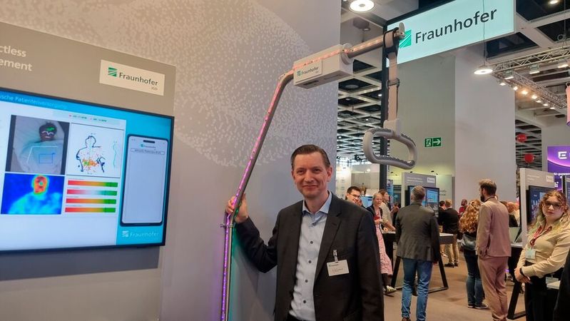 Dr. Mario Aehnelt, stv. Standortleiter am Fraunhofer IGD, präsentierte auf der DMEA 2026 eine neue Assistenztechnologie für Pflegefachkräfte. (Bild:  © Serina Sonsalla)