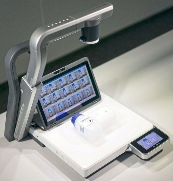 Abb. 3: Elmo-Fototisch P100HD mit Probe (Maqsima)