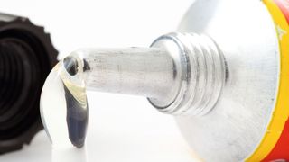 Abb. 1: Klebstoffe, mitunter auch solche, die lösemittelfrei sind, besitzen häufig einen mehr oder weniger intensiven Eigengeruch. (©Alexandr Makarov - stock.adobe.com)