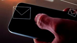 Wer KI-Modelle trainieren will, um das maschinelle Lernen zu optimieren, der braucht viele Daten. Doch viele davon, wie etwa E-Mails, fallen unter den Datenschutz. Forscher untersuchen jetzt, wie sich das Problem durch das föderale Lernen lösen lässt, ohne sich strafbar zu machen. (Bild: Hubvschrmm)