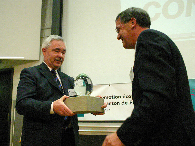 Michel Pittet donne le prix 2003 de l'innovation au patron de la firme Contrinex. (Image: Promotion de l'économie Fribourg)