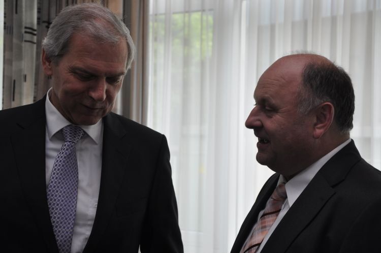 Dekra-Geschäftsführer Clemens Klinke (links) diskutiert mit Helmut Peter (Peter-Gruppe) die Vor- und Nachteile des Onlinevertriebs. (Foto: Richter)