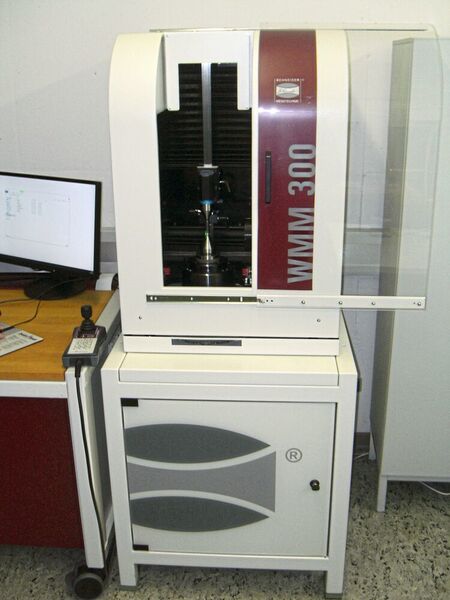 Die WMM 300 ist eine Wellenmessmaschine zum schnellen Messen rotationssymmetrischer Objekte bis 300 mm Länge und maximal 80 mm im Durchmesser. (RP Tübingen/Schneider Messtechnik)