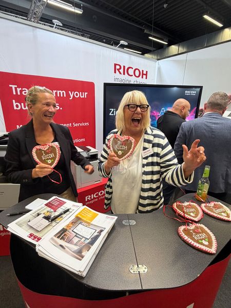 (v. l.) Petra Schadow und Ursula Risch-Sauer (RICOH) haben richtig viel Spaß auf der INFORM. (Bild: Vogel IT-Medien GmbH)
