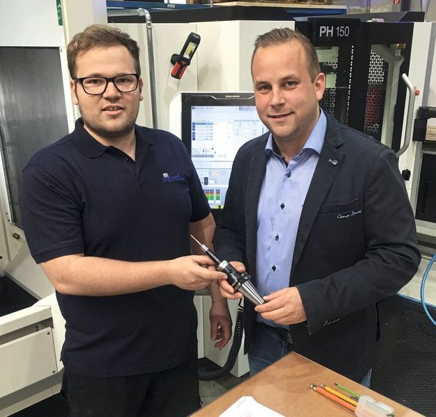 Florian Schnecker (Schittl) und Christoph Pum mit der Mega-Synchro-Aufnahme von Big Kaiser in Händen. Die Rundlaufgenauigkeit bleibe auch bei großen Verlängerungen erhalten. (Big Kaiser)