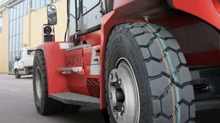 Der Conti RT 20 kommt mit hoher Profiltiefe auf gute Laufleistungen und niedrige Energiekosten. Bild: Continental (Archiv: Vogel Business Media)