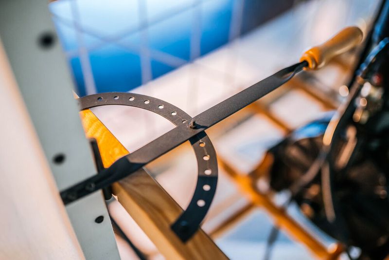 Detailansicht des Steuerhebels für das Lenksegel.  (Fotosignatur der Mercedes-Benz Classic Archive: D816733) (Bild: © Mercedes-Benz AG)