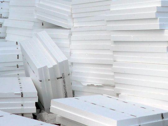 Polystyrol (PS) gehört zu den am meisten verwendeten Kunststoffen. Man kennt das Polymer als Styropor – also Schaumstoff – oder als Einwegbesteck und -geschirr. US-amerikanischen Forschern ist es nun erstmals gelungen, aus PS-Abfällen wichtige Chemikalien zu gewinnen.(Bild:  Wandecker)