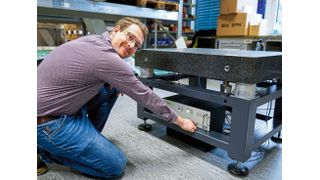 Bilz-Entwicklungsleiter David Brenk hat etwas gegen Vibrationen. Zum Beispiel diese neu entwickelte Elektronisch Pneumatische Niveauregelung (EPN) – erstmals mit berührungsloser Abstandsmessung.  (Bild: Baumer)