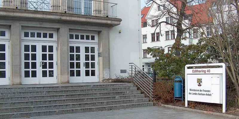 Die elektronische Akte wird in einzelnen Ressorts und Landesbehörden Sachsen-Anhalts als Dokumentenmanagement- oder Vorgangsbearbeitungssystem eingesetzt. Dabei haben die Ressorts und Behörden in den vergangenen Jahren eine für die eigenen Bedürfnisse angepasste Lösung konzipiert und, soweit möglich, umgesetzt. Ein einheitlicher Einsatz einer universalen eAkten-Lösung ist gegenwärtig nicht vorhanden und nicht geplant. Wohl stellt jedoch die Schnittstellenfähigkeit der eingesetzten Lösungen ein primäres Ziel des IKT-Einsatzes in der Landesverwaltung dar. Eine besondere Herausforderung für die (allgemeine) Landesverwaltung wird der Einsatz der elektronischen Akte in der Justiz sein, die für alle Justizbehörden zwingend vorgeschrieben ist. Wie in anderen Bundesländern auch, könnten weitergehende Regelungen durch eine Änderung verwaltungsverfahrensrechtlicher Vorschriften oder mittels eines eGovernment-Gesetzes getroffen werden. (Foto: Finanzministerium Sachsen-Anhalt)