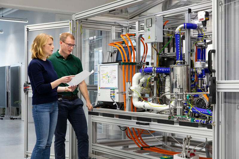 Bosch verfügt nach eigener Angabe bereits über viel Know-how in der Brennstoffzellen-Technik. Das Technologie- und Dienstleistungsunternehmen versteht sich als Systemanbieter und hat bereits ein umfangreiches Portfolio an Komponenten für Brennstoffzellen in Lkw und Pkw entwickelt. (Bosch)