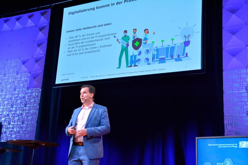 „Mit dem Blick nach vorn“–  Dr. Markus Wiesenberg, Produktmanager gematik, stellte in seinem Vortrag zu Gegenwart und Zukunft der TI-Infrastruktur die Roadmap und die Ansätze der gematik vor: Nutzer von Anfang an mit einbeziehen, iterative Entwicklung mit Industriepartnern und Tests in Modellregionen  (©Bayerisches Staatsministerium für Gesundheit und Pflege)
