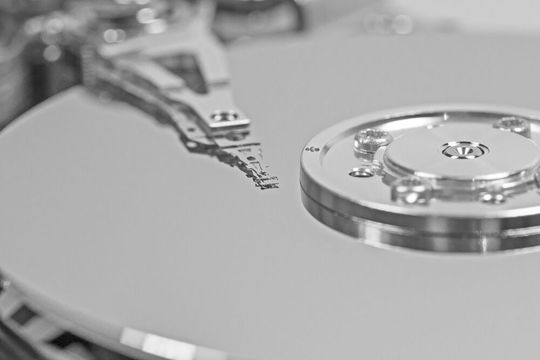 Die schnell wachsenden Datenmengen des Informationszeitalters lassen sich nur mit Festplatten kostengünstig auffangen und verwalten. Die schnell wachsenden Datenmengen des Informationszeitalters lassen sich nur mit Festplatten kostengünstig auffangen und verwalten.