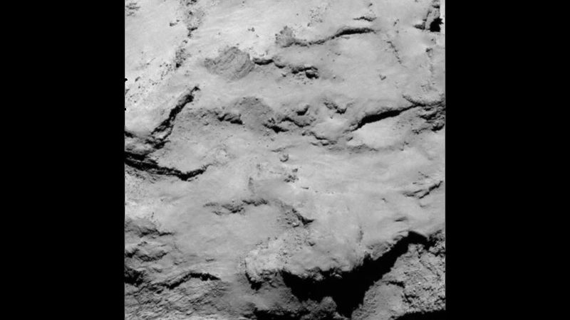 Landestelle I ist in einem relativ flachen Gebiet und könnte neueres Material enthalten. Mit Kameraaufnahmen soll in den nächsten Wochen die Oberfläche im Detail betrachtet werden, um das Ausmaß der vorhandenen rauen Strukturen exakter bestimmen zu können. Die Beleuchtung der Landestelle hingegen ist günstig und gestattet eine länger andauernde wissenschaftliche Phase auf der Kometenoberfläche. (Bild: ESA)