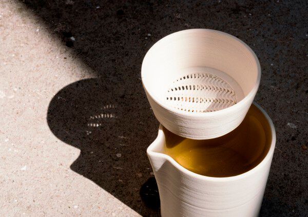 What a mesh – das Projekt der Burg Giebichenstein Kunsthochschule Halle – setzt die Möglichkeiten von non-planarem 3D-Druck in einen tatsächlichen Nutzungskontext für keramische Produkte. (Bild: 3DPC)