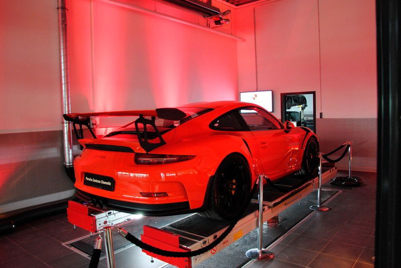 In der Direktannahme wurde der neue GT3 RS in Szene gesetzt. (Uhl/»kfz-betrieb«)